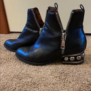 Black leather and silver metals booties